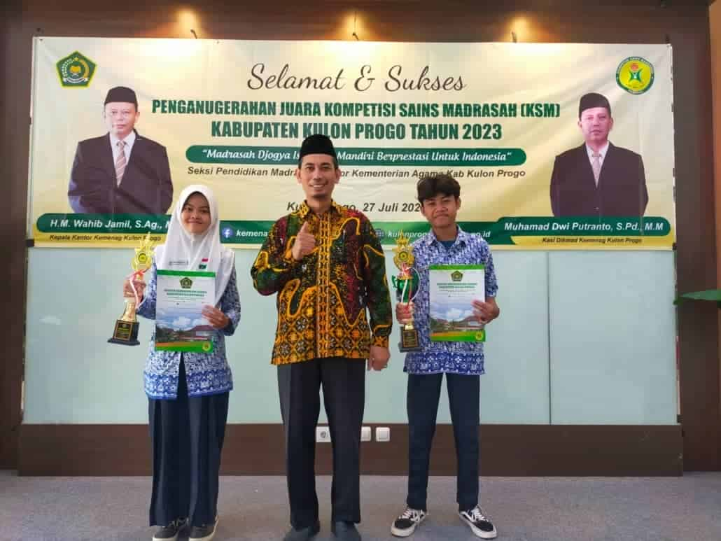 Dua Siswa MTsN 3 Kulon Progo Terima Penghargaan Lomba KSM 2023