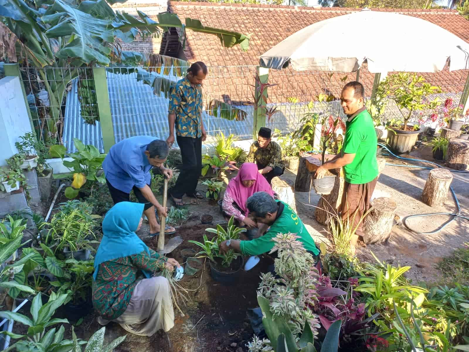 Gerakan Penghijauan KUA Sentolo Adakan Kerja Bhakti Lingkungan