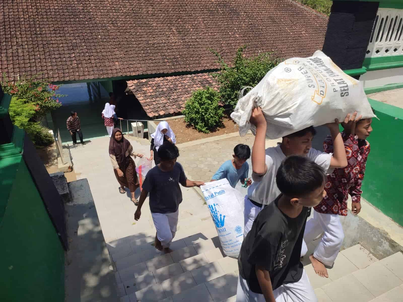 Gropyok Sampah Dalam Rangkaian Kegiatan P5 MTsN 5 Kulon Progo