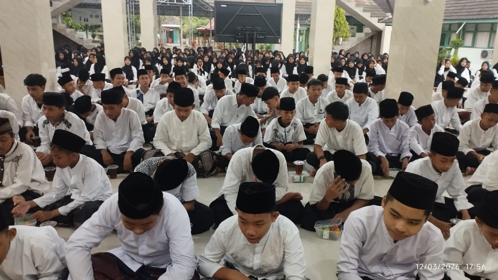 Buka Puasa Ala Santri Tutup Rangkaian Pesantren Ramadan MTsN 1 Kulon Progo
