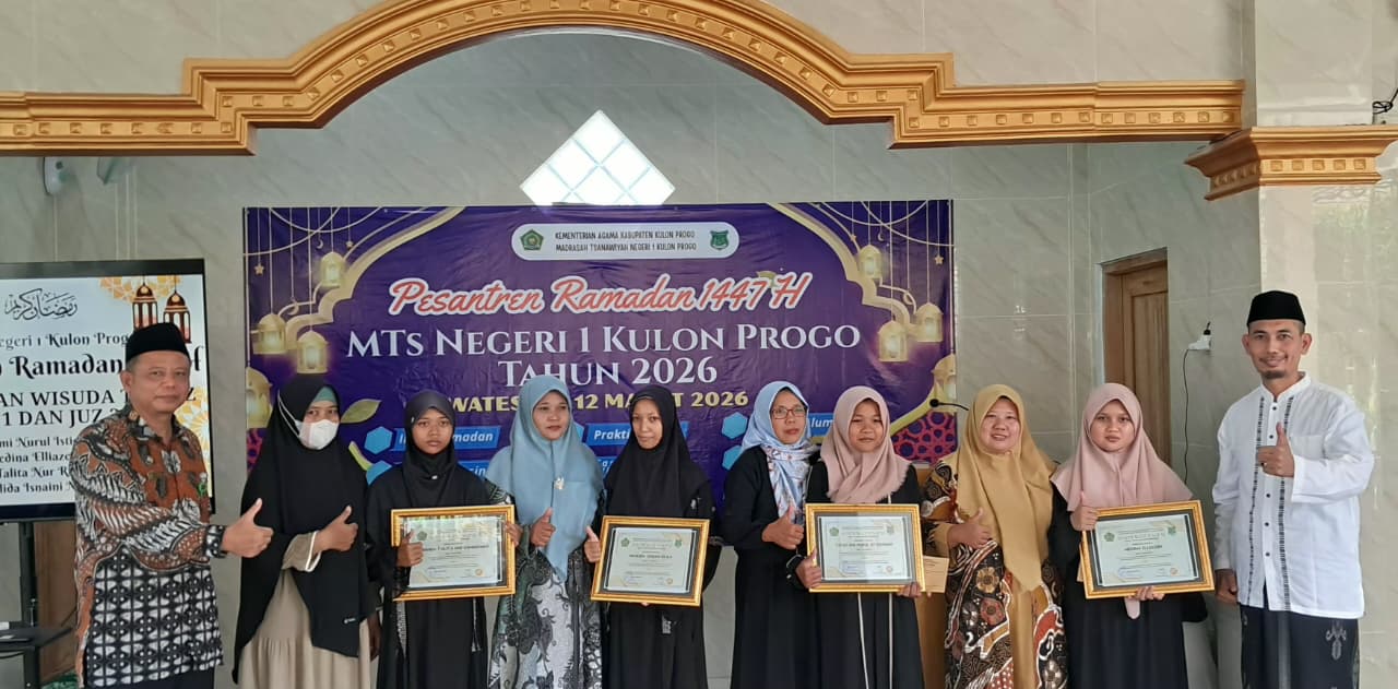 Kakan Wahib Jamil Beri Penghargaan Tahfiz untuk Siswi Berprestasi MTsN 1 Kulon Progo