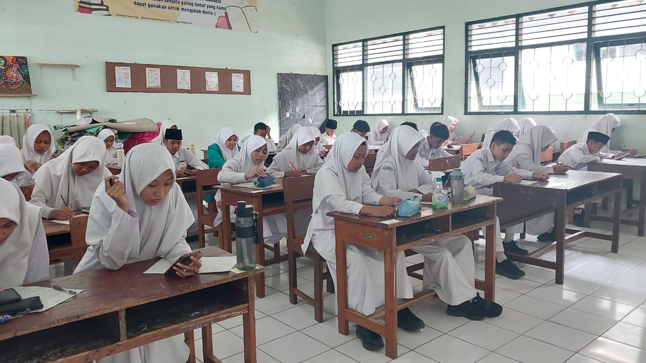 Dalam upaya menjaga dan mengukur ketercapaian standar pembelajaran secara berkelanjutan, MTsN 6 Kulon Progo menyelenggarakan Asesmen Kendali Mutu (AKM) yang berlangsung mulai Senin hingga Senin (12–19/10/2026). Pelaksanaan asesmen ini memanfaatkan platform Jogja Madrasah Digital (JMD) sebagai wujud komitmen madrasah dalam mengimplementasikan instruksi Kantor Wilayah Kementerian Agama (Kanwil Kemenag) DIY terkait akselerasi digitalisasi pendidikan.