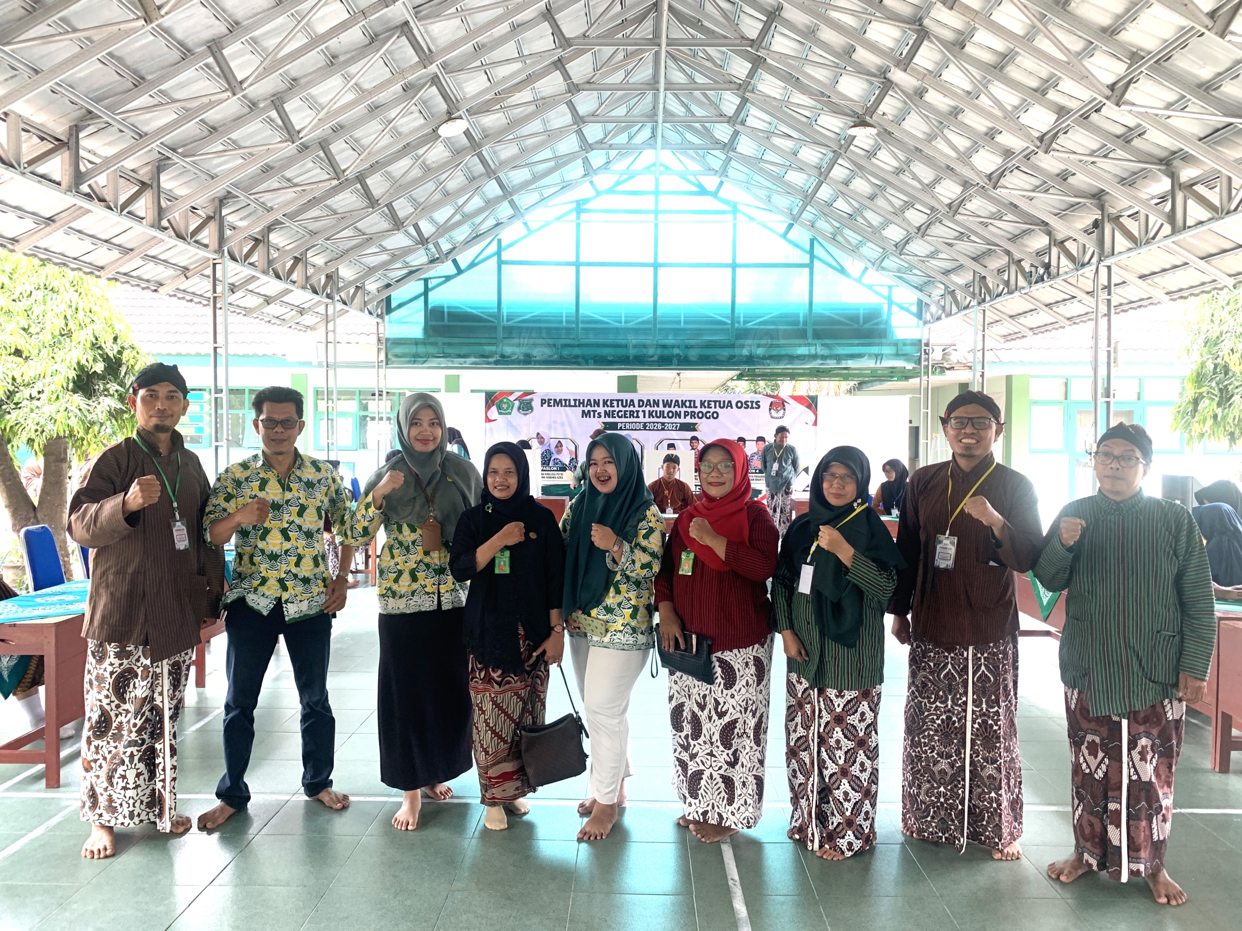 Badan Kesatuan Bangsa dan Politik (Kesbangpol) melaksanakan monitoring kegiatan Pemilihan Ketua dan Wakil Ketua Organisasi Siswa Intra Madrasah (OSIM) atau Pemilos di MTsN 1 Kulon Progo pada Kamis (8/10/2026). Kegiatan ini bertujuan untuk memantau pelaksanaan pesta demokrasi di lingkungan madrasah sekaligus memastikan seluruh tahapan berjalan sesuai dengan tata tertib yang telah ditetapkan.