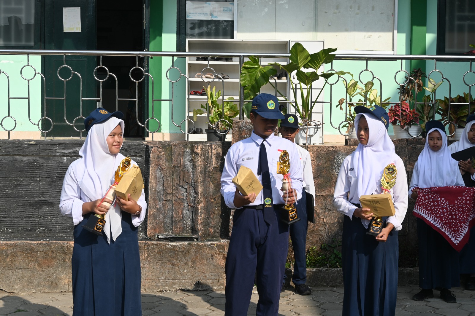 Organisasi Siswa Intra Madrasah MTsN 4 Kulon Progo (OSIM MTsN 4 Kulon Progo) umumkan pemenang Lomba Mading Antarkelas, Senin pagi (5/10/2026) di halaman madrasah setempat. Pengumuman pemenang tersebut dilaksanakan usai upacara bendera, dengan pembina upacara Surati, S.Ag.