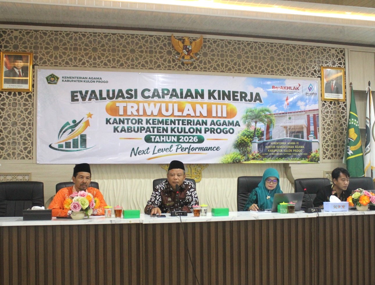 Kulon Progo (KemenagKP)— Kamis (15/10/2026), Kantor Kementerian Agama Kabupaten Kulon Progo melaksanakan Evaluasi Capaian Kinerja Triwulan III bertempat di Aula Pusat Layanan Haji dan Umrah Terpadu (PLHUT) kantor setempat. Kepala Kantor Kemenag Kab. Kulon Progo, Dr. H.M., Wahib Jamil, S.Ag., M.Pd., dalam sambutannya, menyampaikan apresiasi kepada seluruh jajaran atas kerja keras dan komitmen dalam melaksanakan program sehingga berbagai target yang telah ditetapkan dapat tercapai. Ia mengingatkan agar setiap pegawai menjalankan tugas dengan senang hati, penuh semangat, dan amanah. Menurutnya, sikap tersebut menjadi salah satu faktor penting dalam mendukung keberhasilan pelaksanaan tugas dan pencapaian hasil kerja yang optimal.