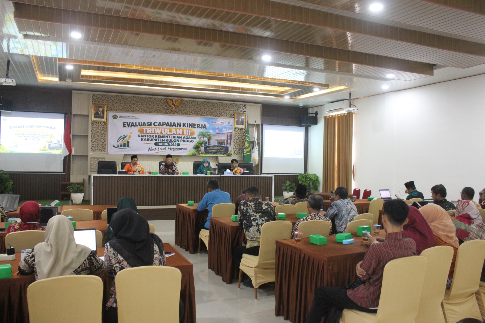 Kulon Progo (KemenagKP)— Kamis (15/10/2026), Kantor Kementerian Agama Kabupaten Kulon Progo melaksanakan Evaluasi Capaian Kinerja Triwulan III bertempat di Aula Pusat Layanan Haji dan Umrah Terpadu (PLHUT) kantor setempat. Kepala Kantor Kemenag Kab. Kulon Progo, Dr. H.M., Wahib Jamil, S.Ag., M.Pd., dalam sambutannya, menyampaikan apresiasi kepada seluruh jajaran atas kerja keras dan komitmen dalam melaksanakan program sehingga berbagai target yang telah ditetapkan dapat tercapai. Ia mengingatkan agar setiap pegawai menjalankan tugas dengan senang hati, penuh semangat, dan amanah. Menurutnya, sikap tersebut menjadi salah satu faktor penting dalam mendukung keberhasilan pelaksanaan tugas dan pencapaian hasil kerja yang optimal.